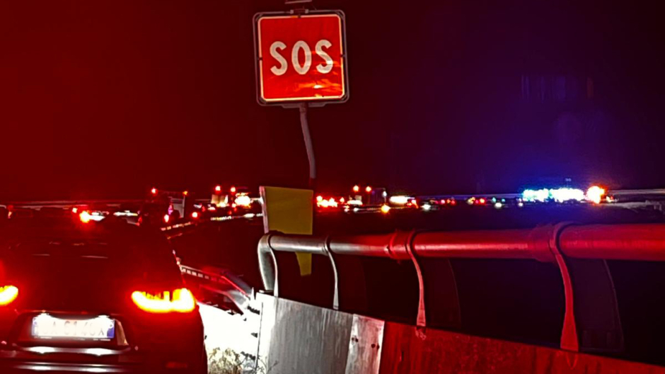 Incidente in superstrada direzione nord, strada chiusa, ambulanza e vvf sul posto