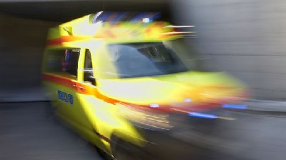 Ciclista esce di strada: è grave