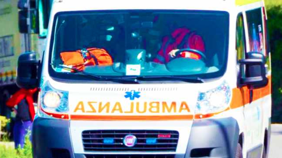 Muratore ferito a una gamba dal martello pneumatico in cantiere