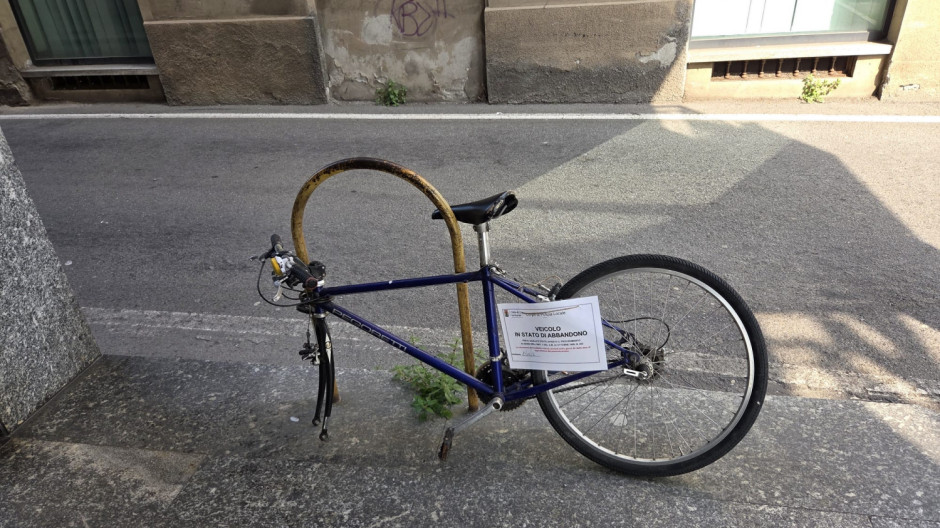 Bici vandalizzata e abbandonata in centro da settimane: intervengono i vigili