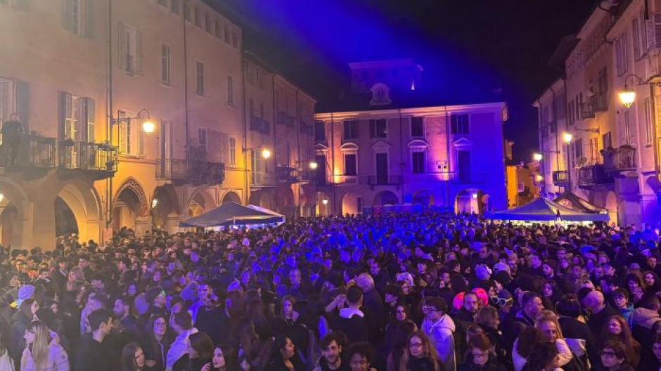 La folle notte in piazza Cisterna a Biella