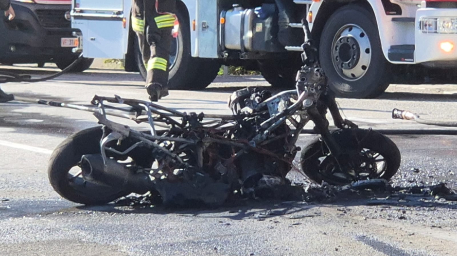 Moto in fiamme, grave il conducente: intervenuto l'elisoccorso