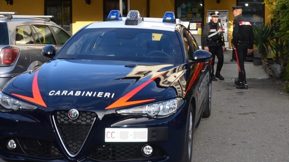 Persona ubriaca a Brusnengo in un bar in piena notte