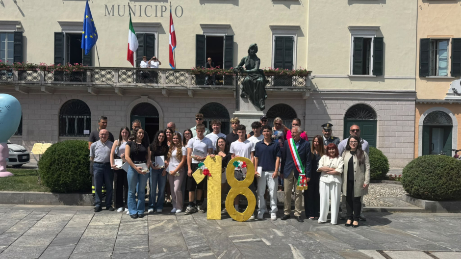 Cannobio rinnova il benvenuto civico ai diciottenni e omaggia la storia repubblicana