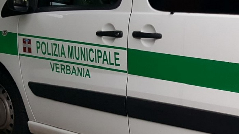 Lite coi ciclisti in strada, automobilista ne investe uno, picchia l’altro e fugge