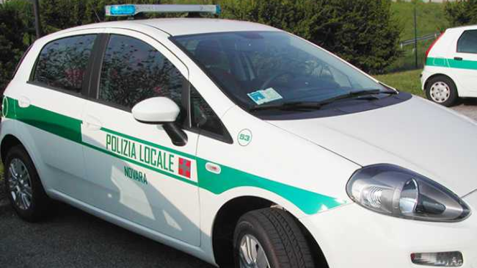 Litiga con un avventore, gli lancia un bicchiere e si scaglia contro agente