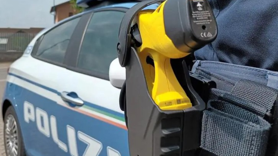 Ubriaco contro la polizia e bloccato dal taser. In casa aveva cocaina: arrestato