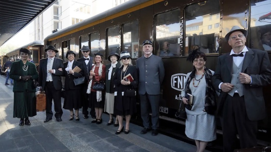Trenord, treno storico da Milano a Novara con personaggi in costume d’epoca