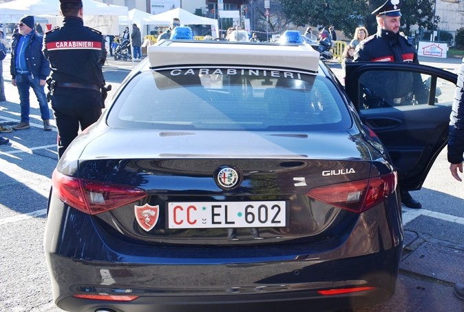 Fermati fuori da un locale: uno era uno spacciatore