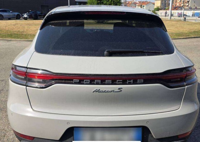 Distrugge una Porsche Macan nell'incidente