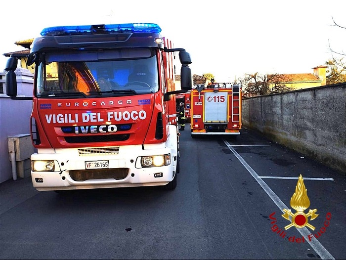 Un tetto di una casa va a fuoco a Cavaglià